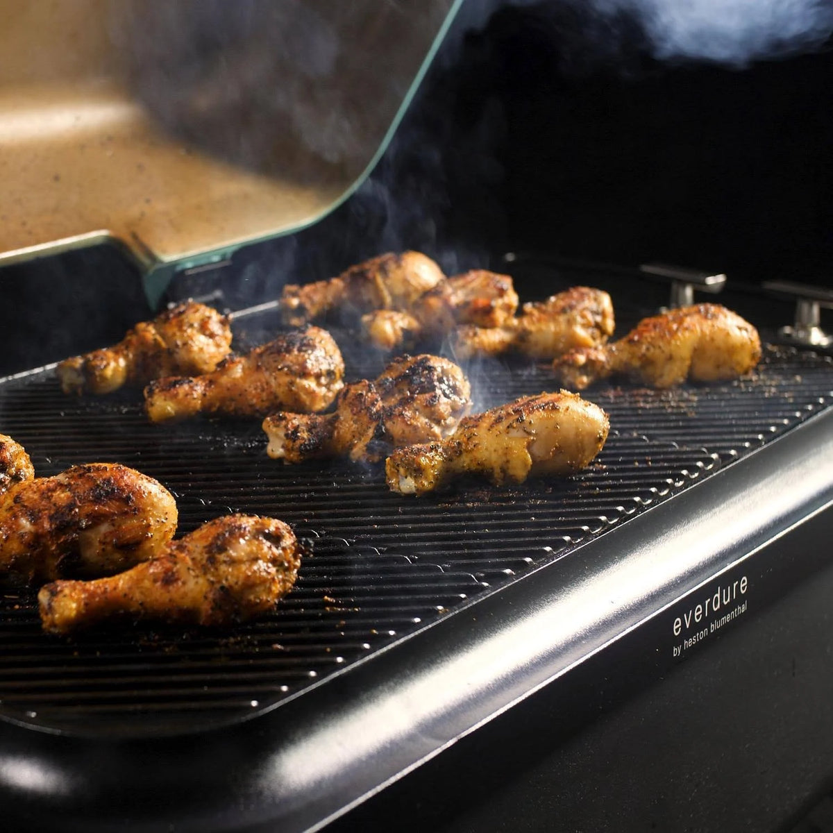 Graphite 3-Burner Propane Gas Grill with Stand P812