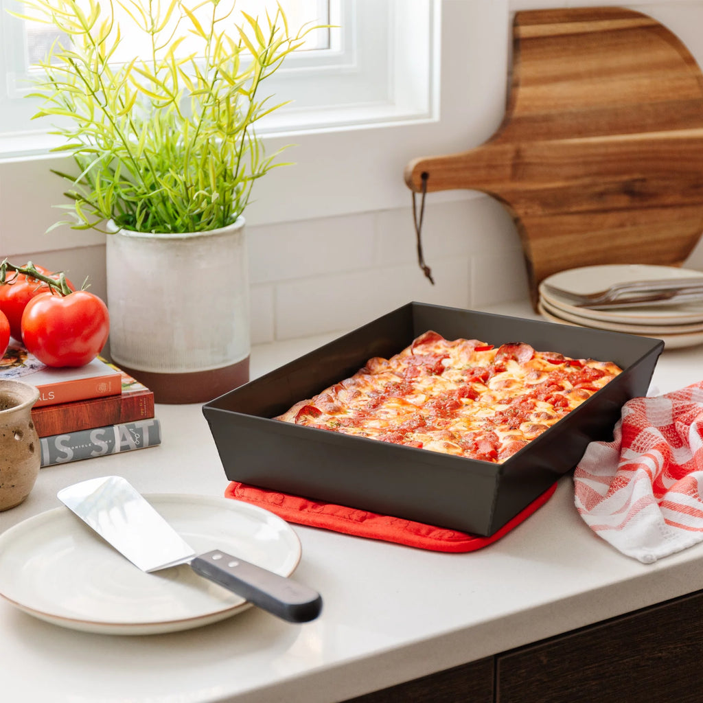 14 x 10" Anodized Aluminum Pizza Pan S913198