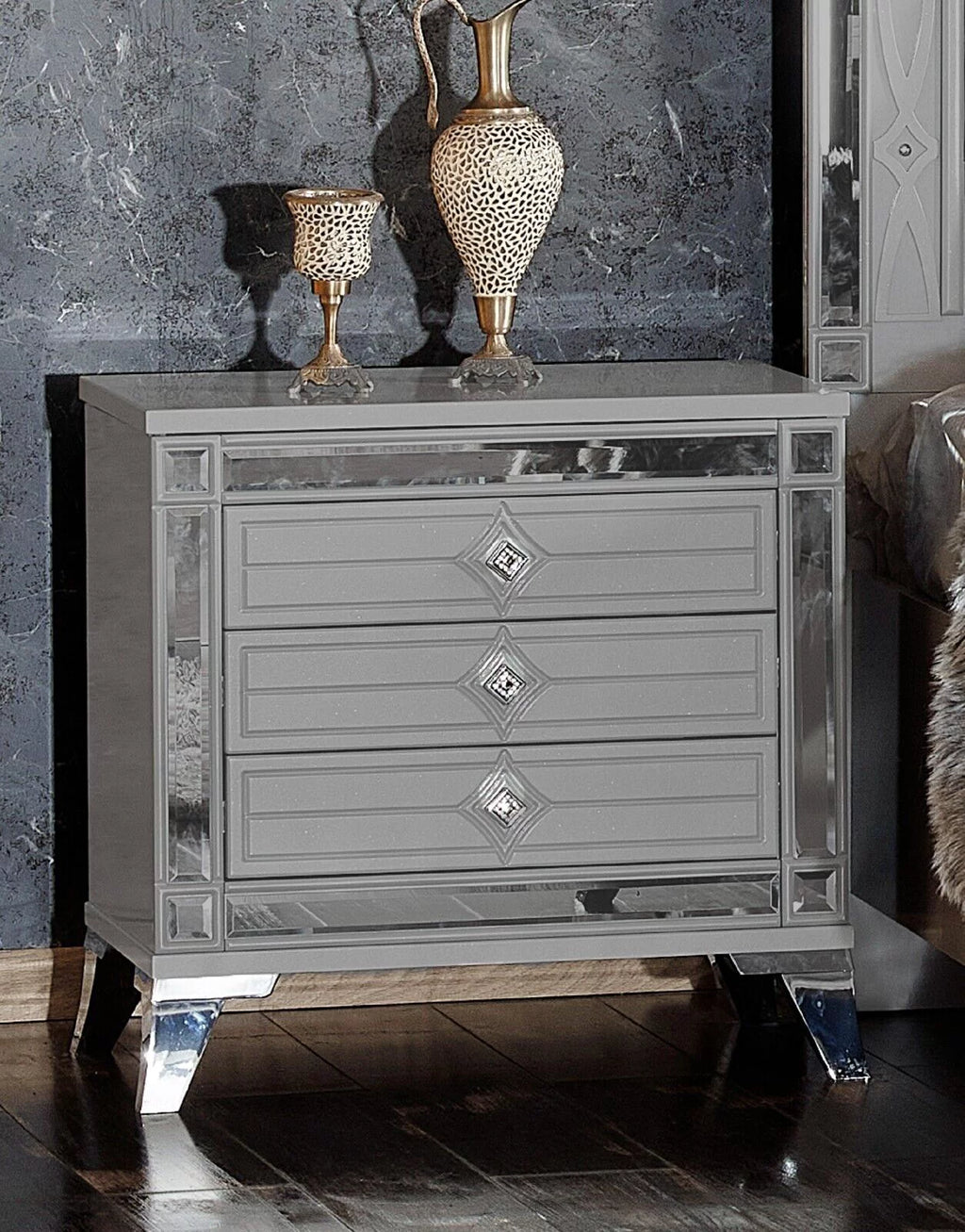 Queen Bed with 2 Nightstand J190