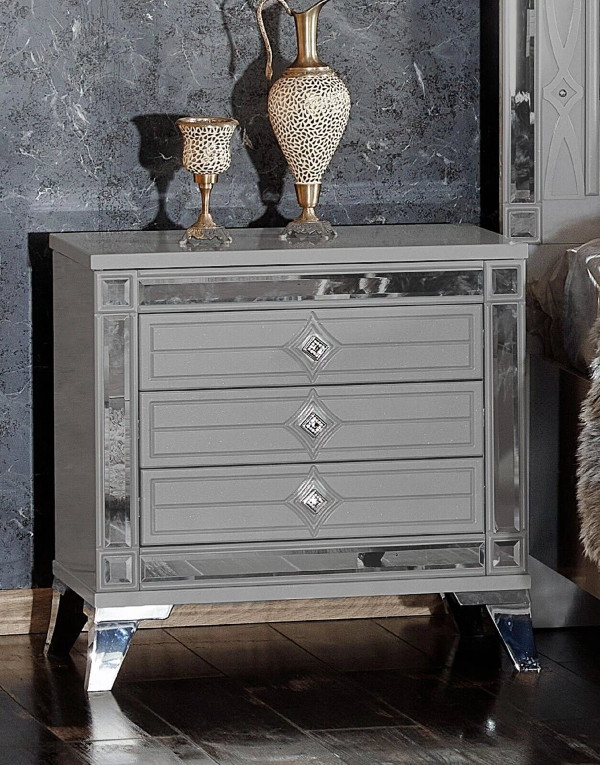 Queen Bed with 2 Nightstand J190