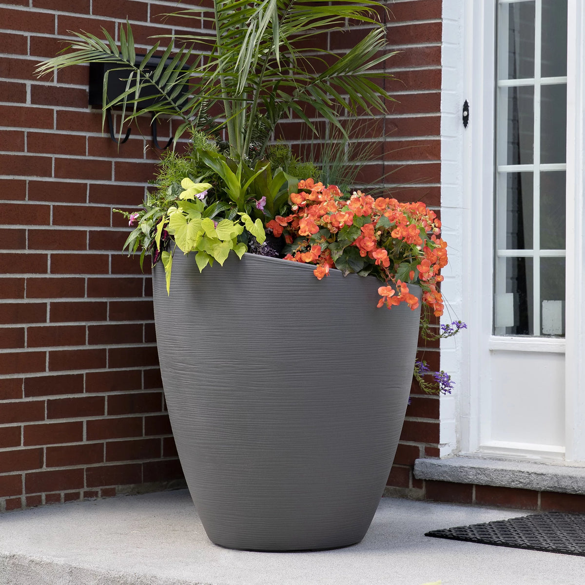 30" Round Planter Graphite Grey I944136